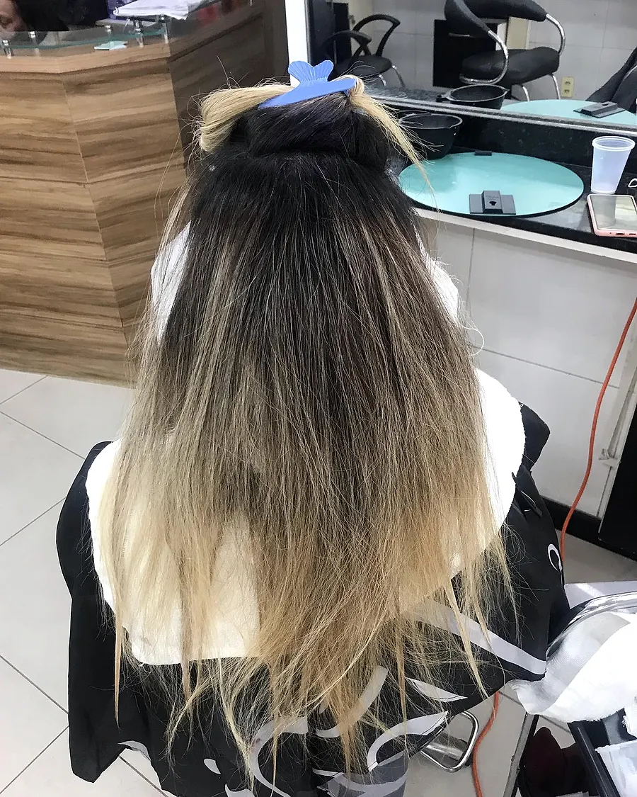 Antes: o mesmo cabelo com raiz escura e pontas desbotadas