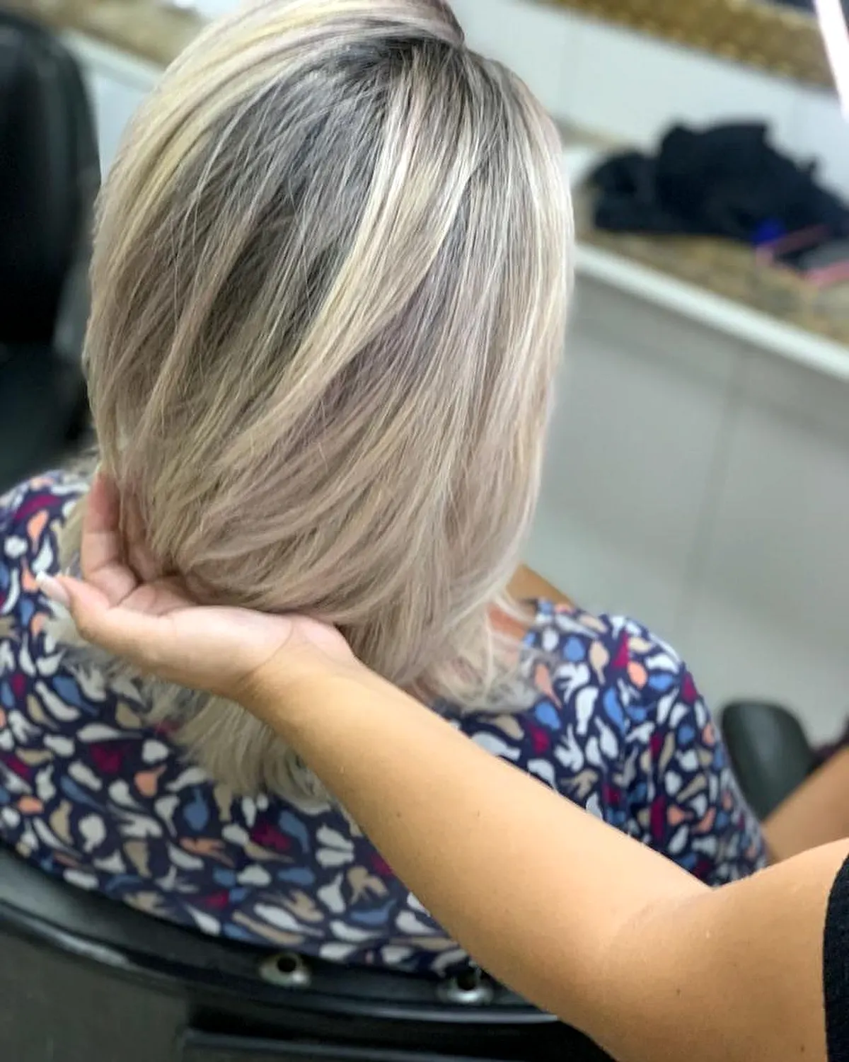Cabelo na altura do ombro com loiro perolado finalizado