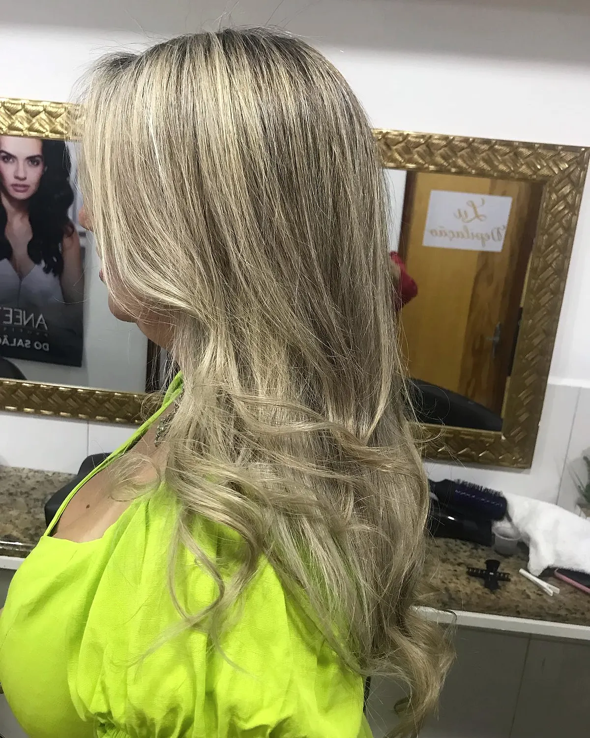 Cabelo longo e ondulado com mechas loiras finalizadas