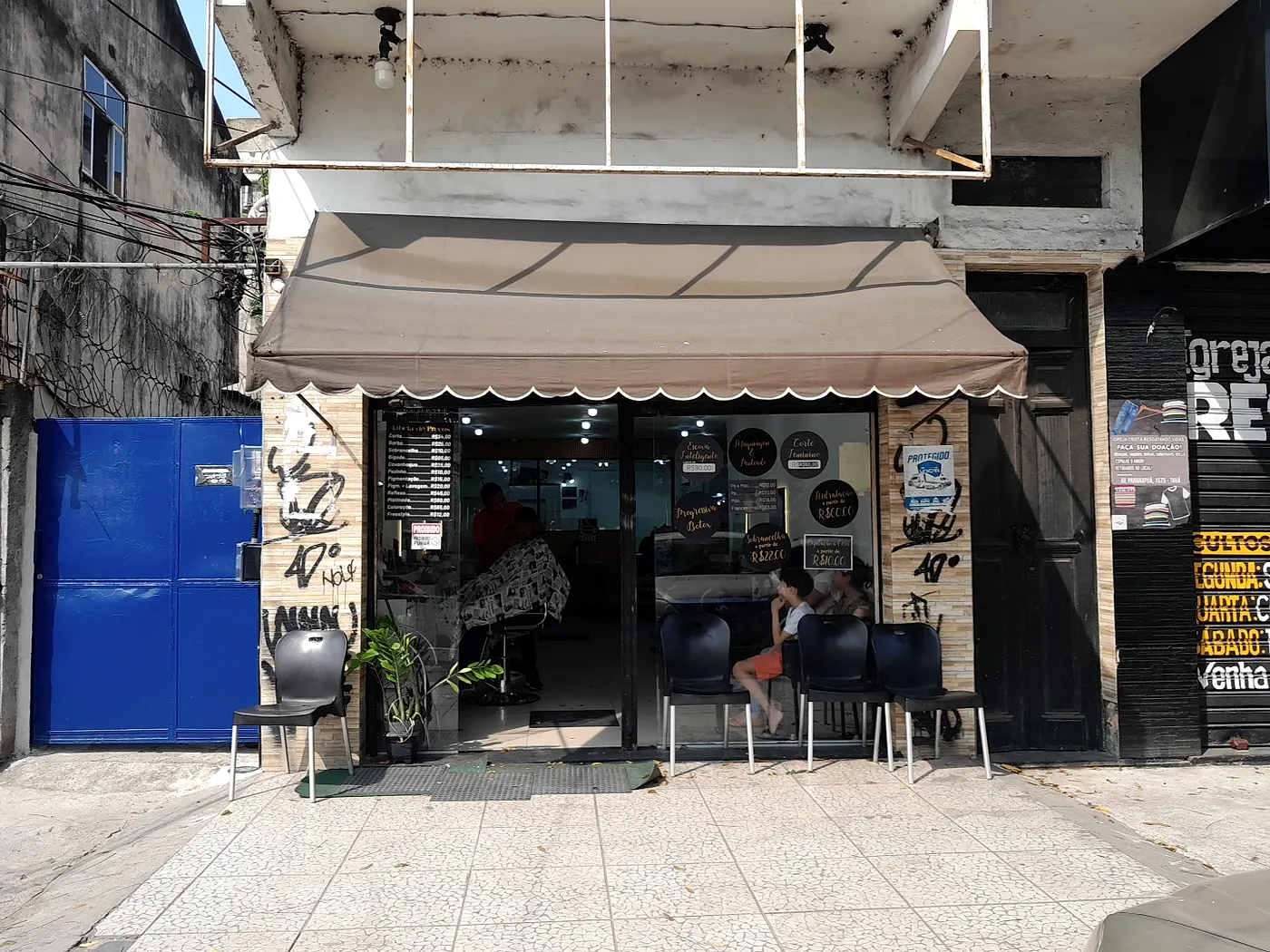 Fachada do salão com toldo e vitrine de vidro na Avenida Paranapuã