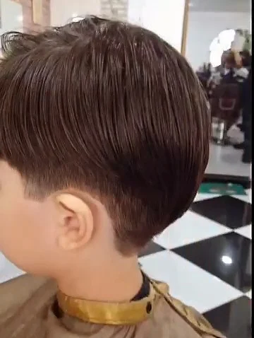 Nuca de um menino com degradê bem acabado, vista de costas