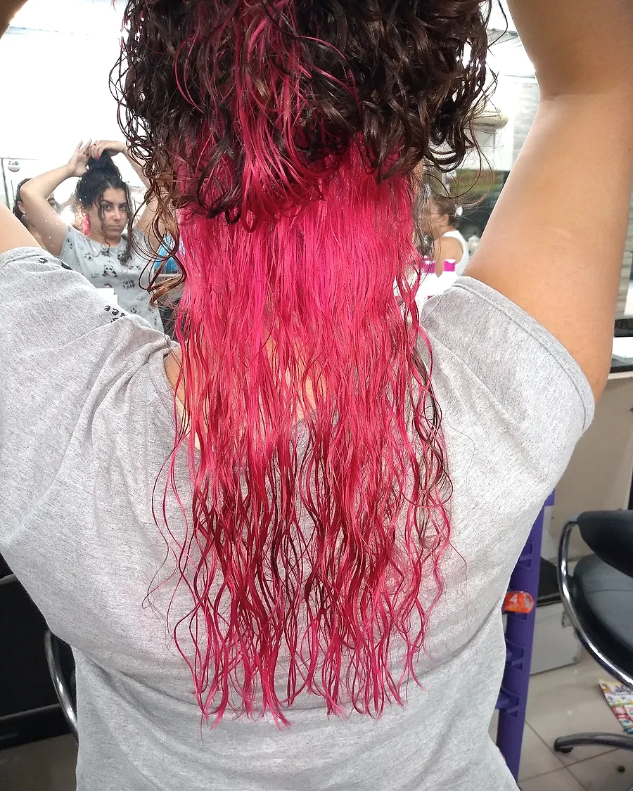 Cabelo cacheado com pontas tingidas de rosa