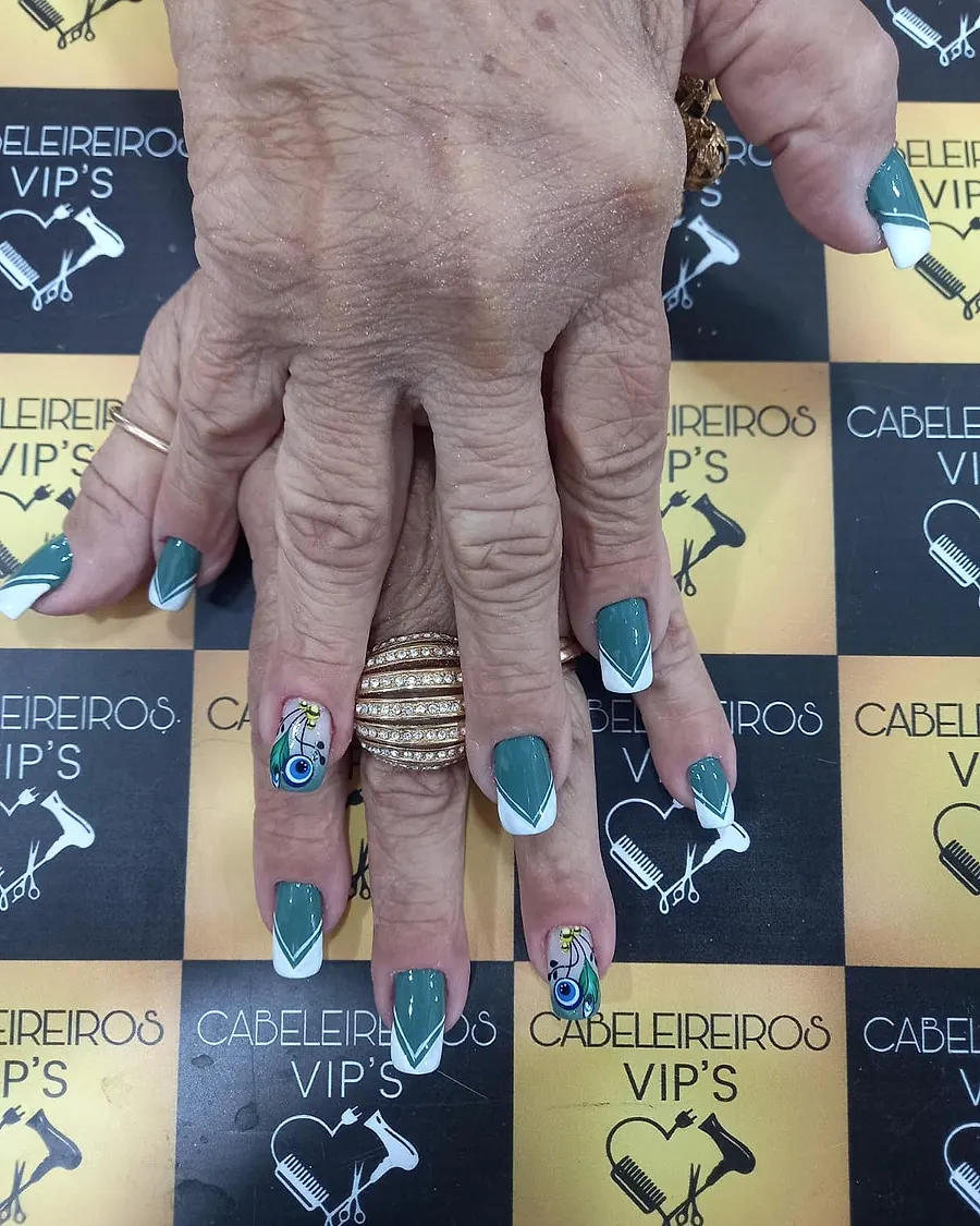 Unhas em fibra de vidro decoradas em verde-água