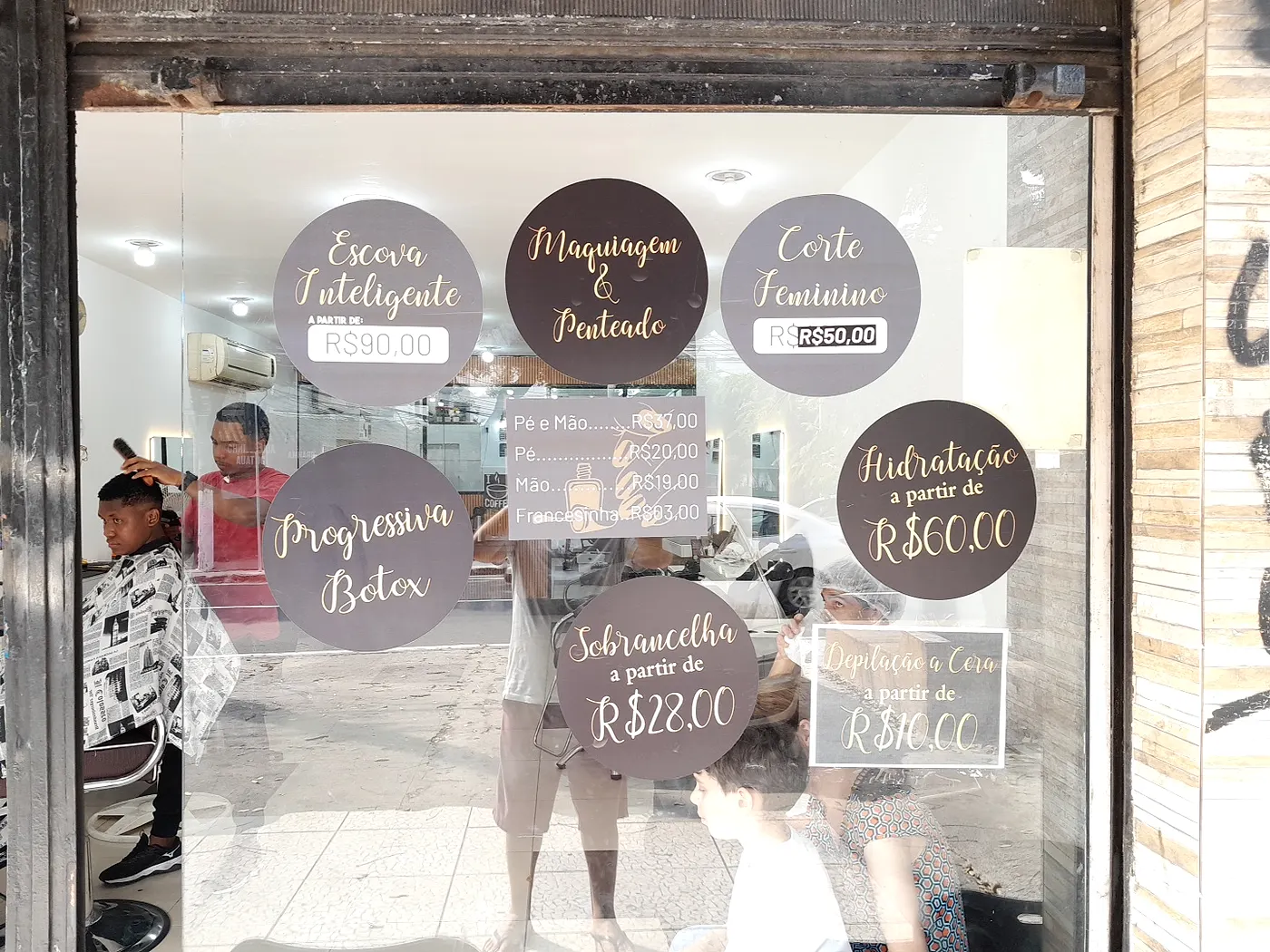Vitrine do salão com os serviços escritos em adesivos redondos
